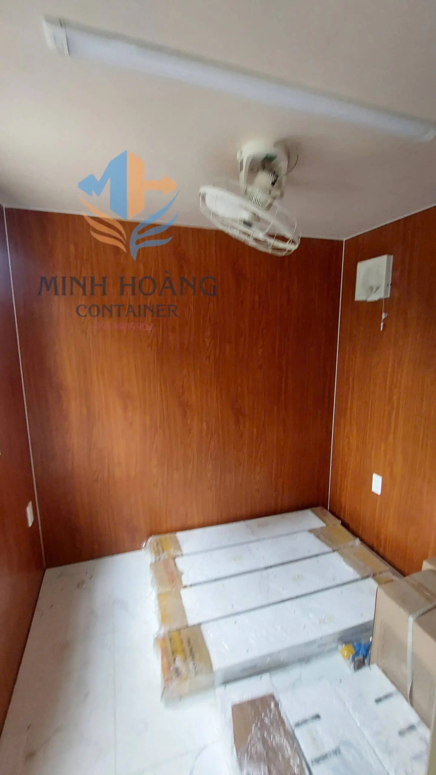 Container Cafe 20 Feet Vàng Nhạt Chia 2 Phòng + Ốp Gỗ Hiện Đại